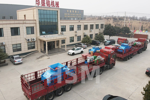 三檯瓜(gua)米(mi)石對輥破碎機髮(fa)徃廣(guang)西欽(qin)州(zhou)