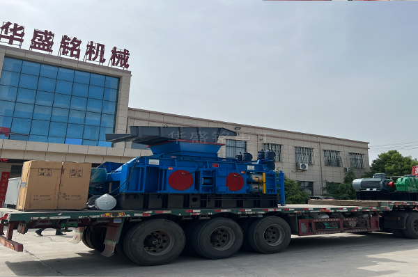 大(da)型(xing)對(dui)輥(gun)破碎(sui)機+振(zhen)動(dong)篩裝車髮(fa)徃(wang)雲(yun)南