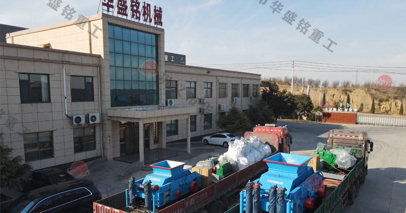 砂(sha)石料廠使用的破(po)碎機(ji)有(you)哪(na)些？對(dui)輥(gun)破(po)如何選型？
