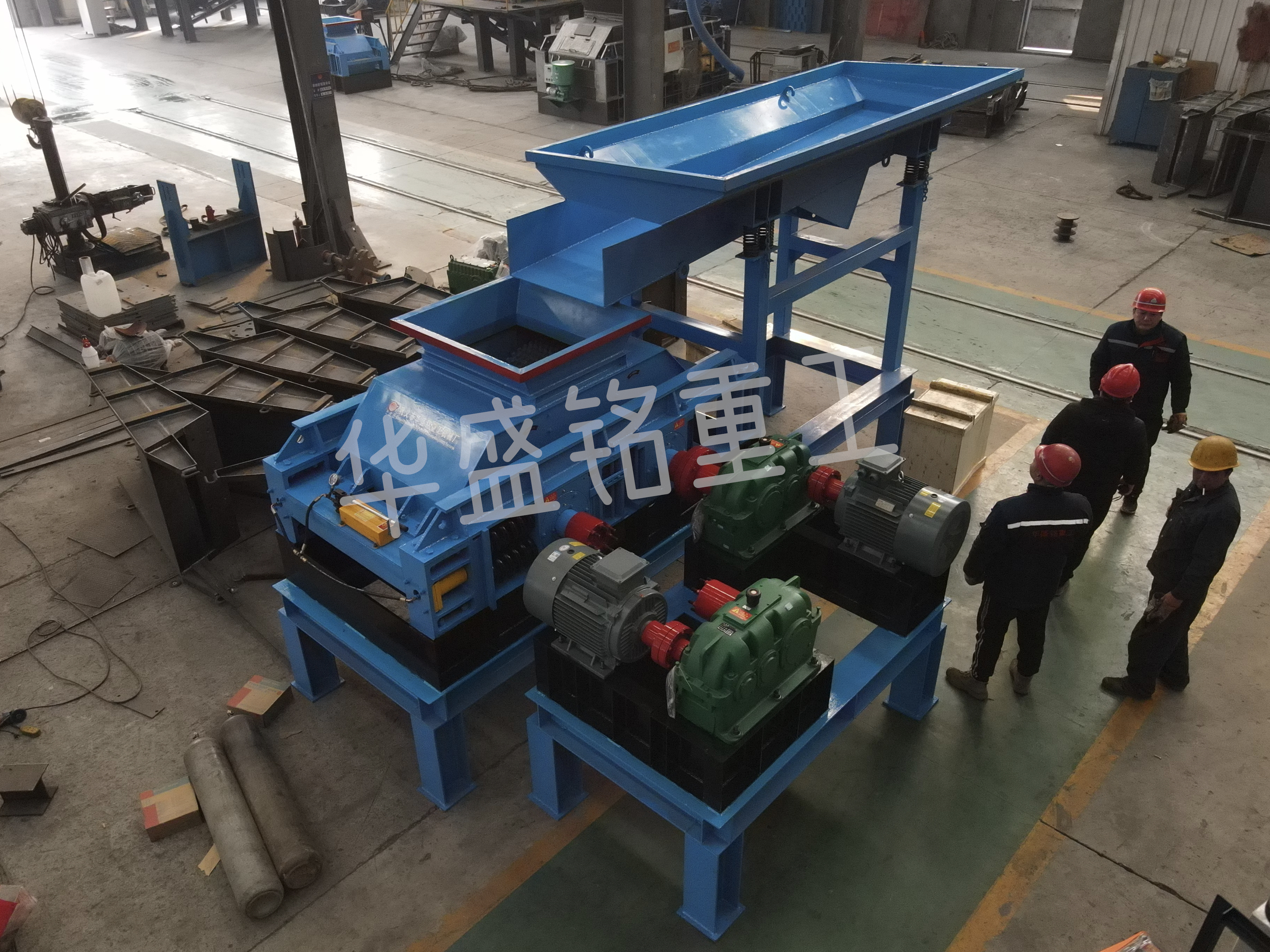 瀝青(qing)混郃(he)料(liao)破(po)碎(sui)篩分生産(chan)線(xian),瀝(li)青再生(sheng)料破碎機(ji),銑(xian)鑤(bao)料柔性破(po)碎(sui)機(ji),華(hua)盛(sheng)銘雙(shuang)齒輥破碎機廠傢(jia) 