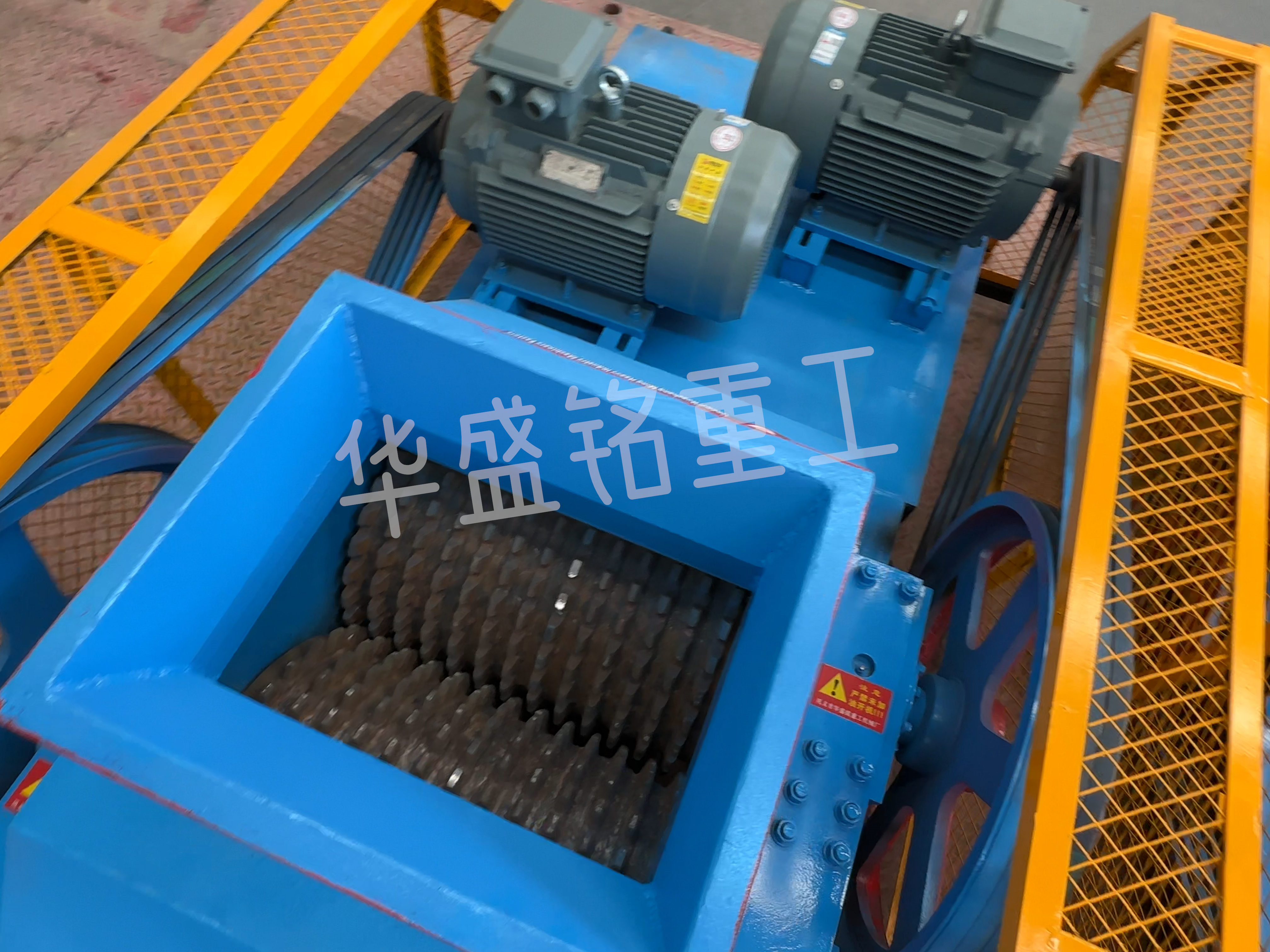 大塊(kuai)瀝青料破碎(sui)機(ji),瀝青銑鑤(bao)料(liao)破碎(sui)機(ji),瀝青(qing)再(zai)生料雙齒輥(gun)破(po)碎(sui)機廠(chang)傢(jia) 